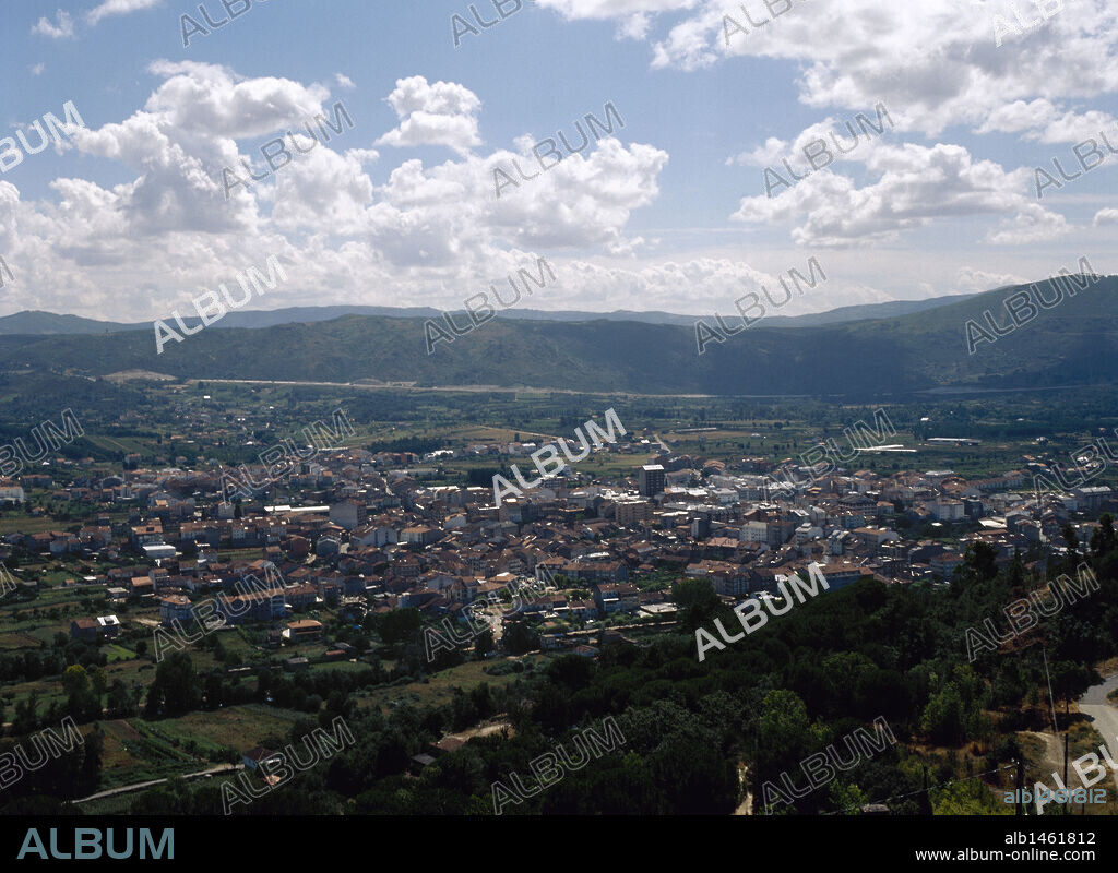 COMUNIDAD GALLEGA. VERIN. Panorámica de la localidad desde el Castillo de Monterrey. Provincia de Ourense. España.
