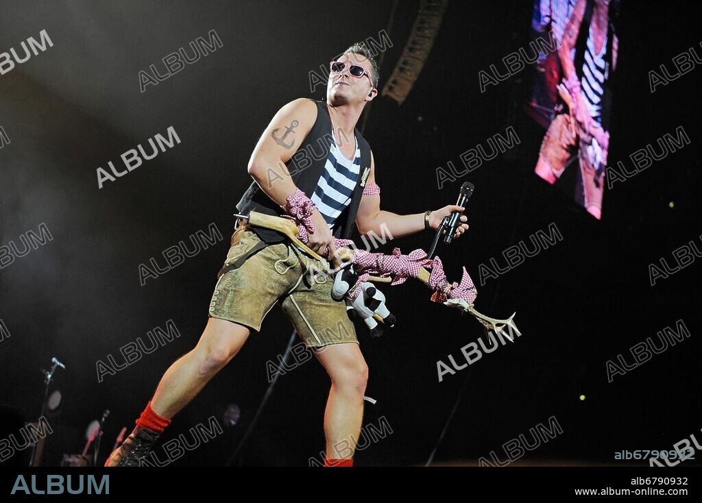 Andreas Gabalier - der oesterreichische Saenger aus dem Genre der volkstuemlichen Musik und selbsternante Volks-Rock-n-Roller bei einem Konzert am 12.10.2013 in Hamburg, o2 World Arena. KEINE PERSOENLICHKEITSRECHTE VORHANDEN, NUR FUER REDAKTIONELLE VERWENDUNG, KEINE WERBUNG. KEINE WEITERGABE AN DRITTE.