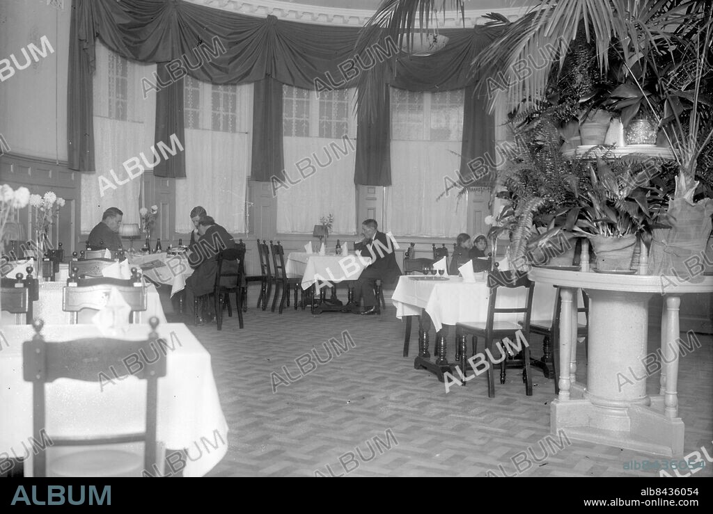 Göteborg - 1920-12-03 - Interiör - Gäster på restaurang Kompassen i Majorna *** Local Caption *** 1920 - 5029. KAMERAREPORTAGE.