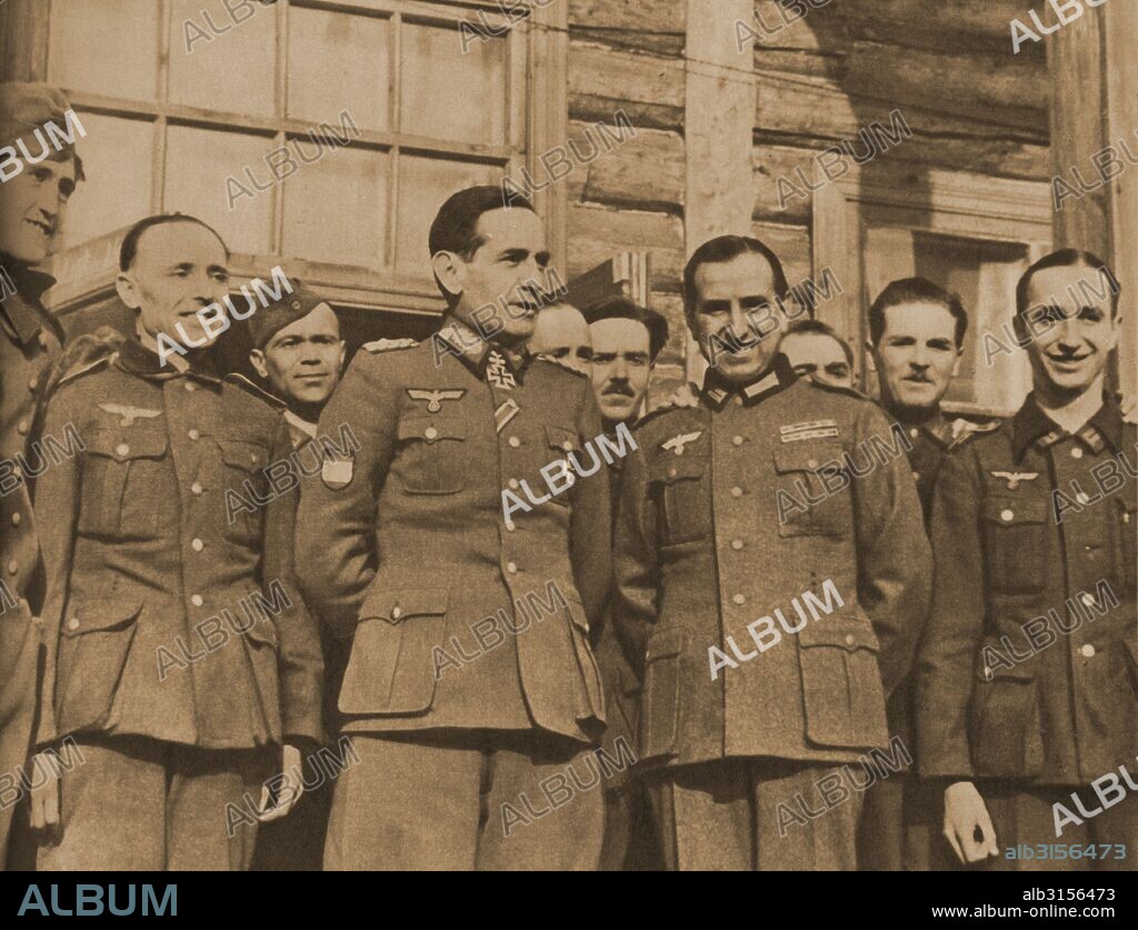 División Azul en Alemania en 1942 (Segunda Guerra Mundial). El general Agustín Muñoz Grandes, jefe de la División, junto a sus mandos.