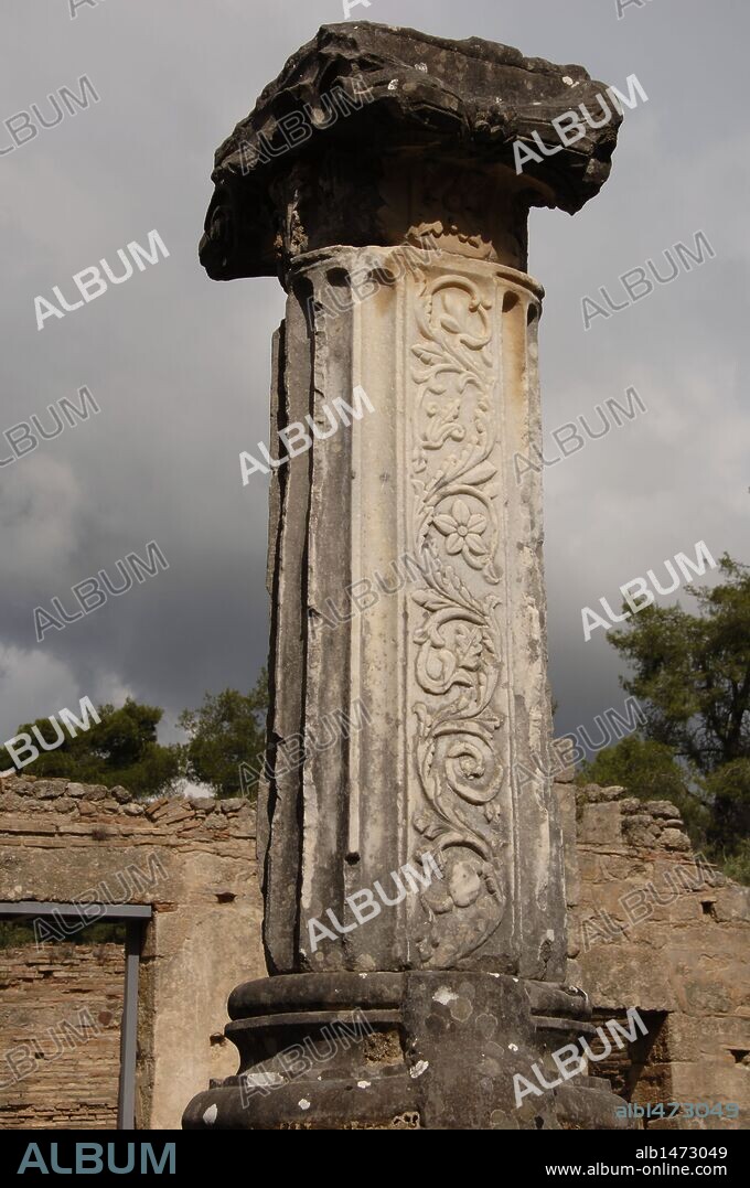 ARTE GRIEGO. GRECIA. SANTUARIO DE OLIMPIA. Vista de las ruinas del TALLER DE FIDIAS, uno de los edificio mejor conservados. Fue construido en el año 430 a. C. para albergar la estatua crisoelefantina de Zeus. En el s. V Teodosio II transformó el edificio en una iglesia paleocristiana. Detalle de una COLUMNA con fuste decorado con relieve. Provincia de Ilía. Región del Peloponeso.