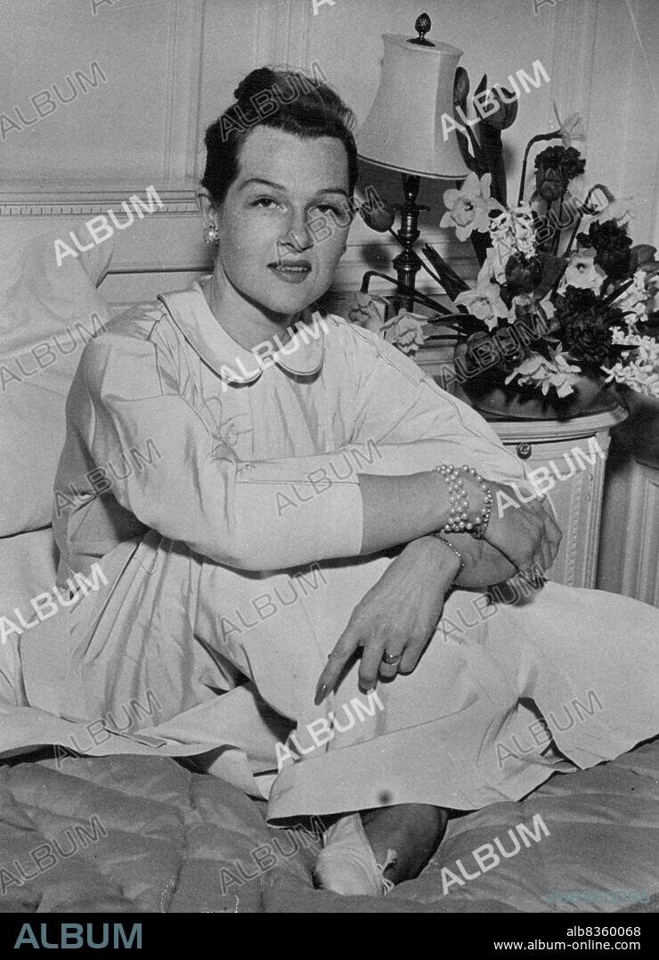 Her Songs Pierce "Iron Curtain" -- Jo Stafford, £100,000-a-year singer in the U.S. Government "Voice of America" international show at her London hotel last night. Jo Stafford whose voice has been heard by millions behind the "Iron Curtain" arrived in London last night to appear in variety next week. April 4, 1952. (Photo by Paul Popper, Paul Popper Ltd.).
