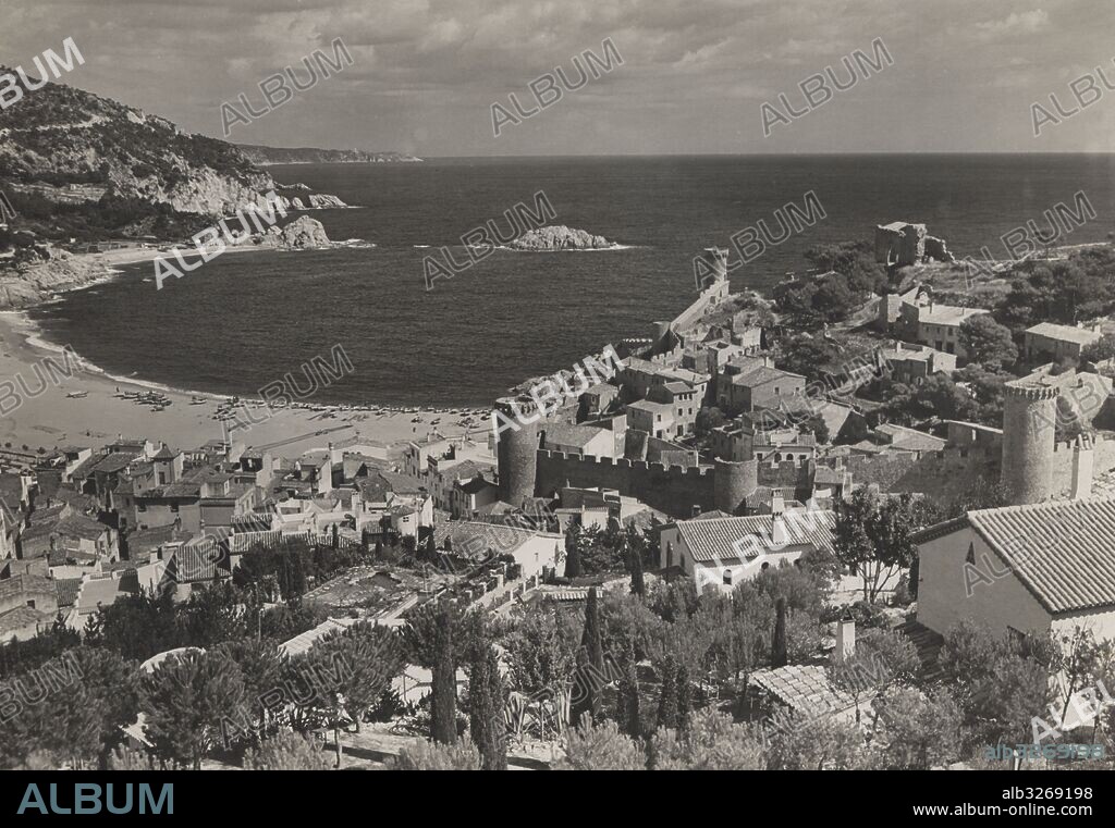 Catalunya. Vista general y playa de Tossa de Mar. Años 1950.