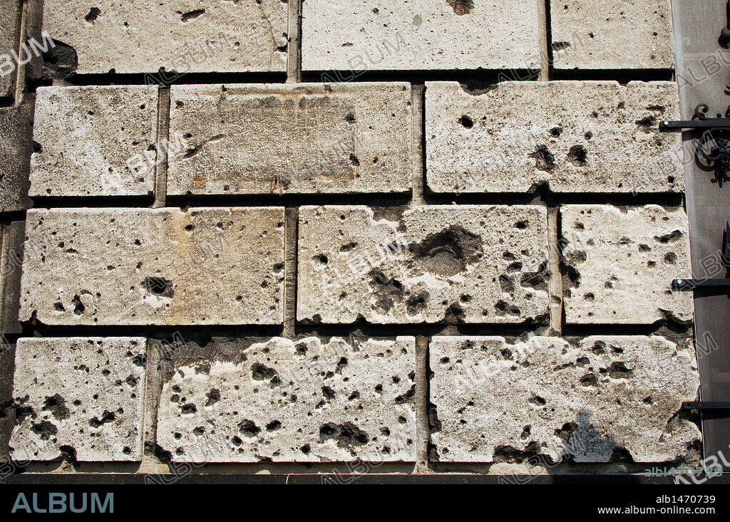 SEGUNDA GUERRA MUNDIAL (1939-1945). Detalle de un edificio afectado por la metralla durante la Guerra. Buda. Budapest. Hungría.