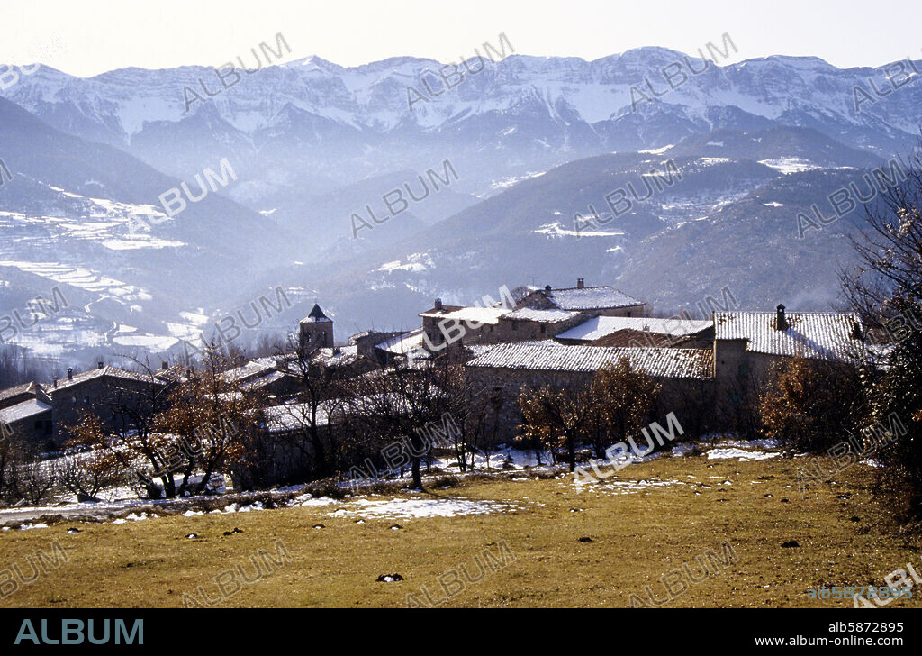pueblo de Travesseres, y Sierra del Cadí al fondo (La Cerdanya).