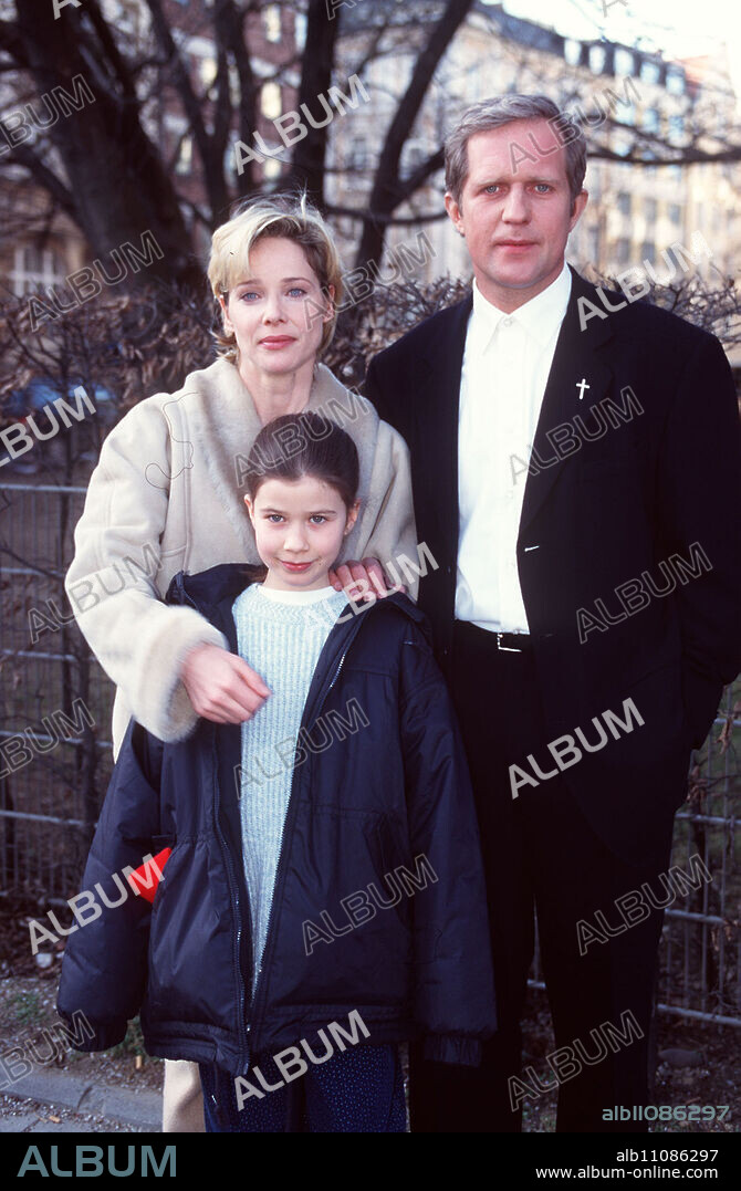 Priest Thomas Fauser is in a serious conflict of conscience: In the confessional, a man confessed to him that he had murdered a prostitute. There is no way out: Fauser investigates the prostitute scene on his own and even resorts to weapons... / Image: ANN-KATHRIN KRAMER (Anna Klein), PHILINE ZÖLLS (Nora Klein), HARALD KRASSNITZER (Thomas Fauser) / Headline: WHORE MURDER - A PRIEST KEEPS SILENT / Germany 1998.
