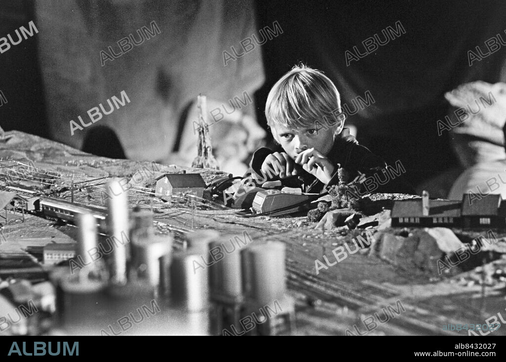 1969-09.. HERKULES JONSSONS STORVERK. Adventskalender i TV 1969 med manus, regi och medverkan av Tage Danielsson.. Sänt första gången 1969-11-30.. Här ses James Dickson, barnskådespelare, som Herman Jonsson/Herkules Jonsson, vid en modelljärnväg.. Foto: Bo-Aje Mellin / RiR / SVT / Kod: 5600. RiR 19569 sv/v . Adventskalendrar Julkalendrar.