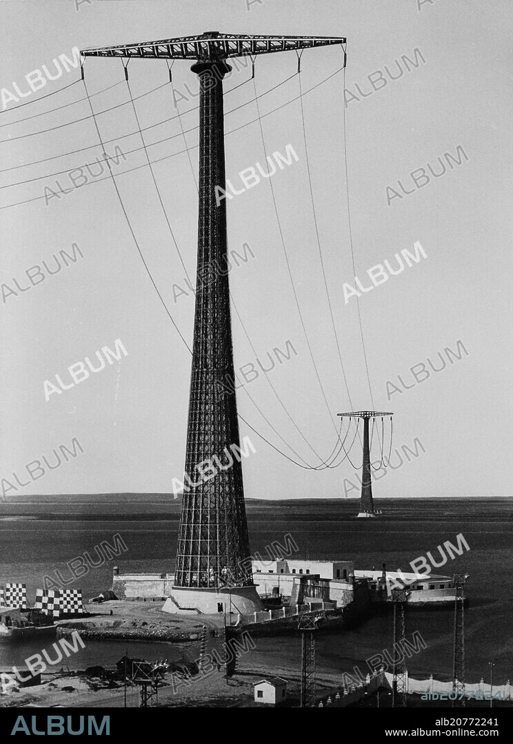 TORRES DE ALTA TENSION EN LA BAHIA DE CADIZ - FOTOGRAFIA EN BLANCO Y NEGRO - AÑOS 60.