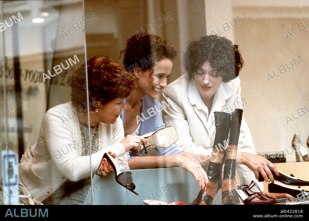 ANDIE MacDOWELL, ANNA CHANCELLOR and IMELDA STAUNTON in CRUSH, 2001, directed by JOHN MCKAY. Copyright PIPEDREAM PICTURES/FILM FOUR FILM COUNCIL/INDUSTRY ENTERTAIN.