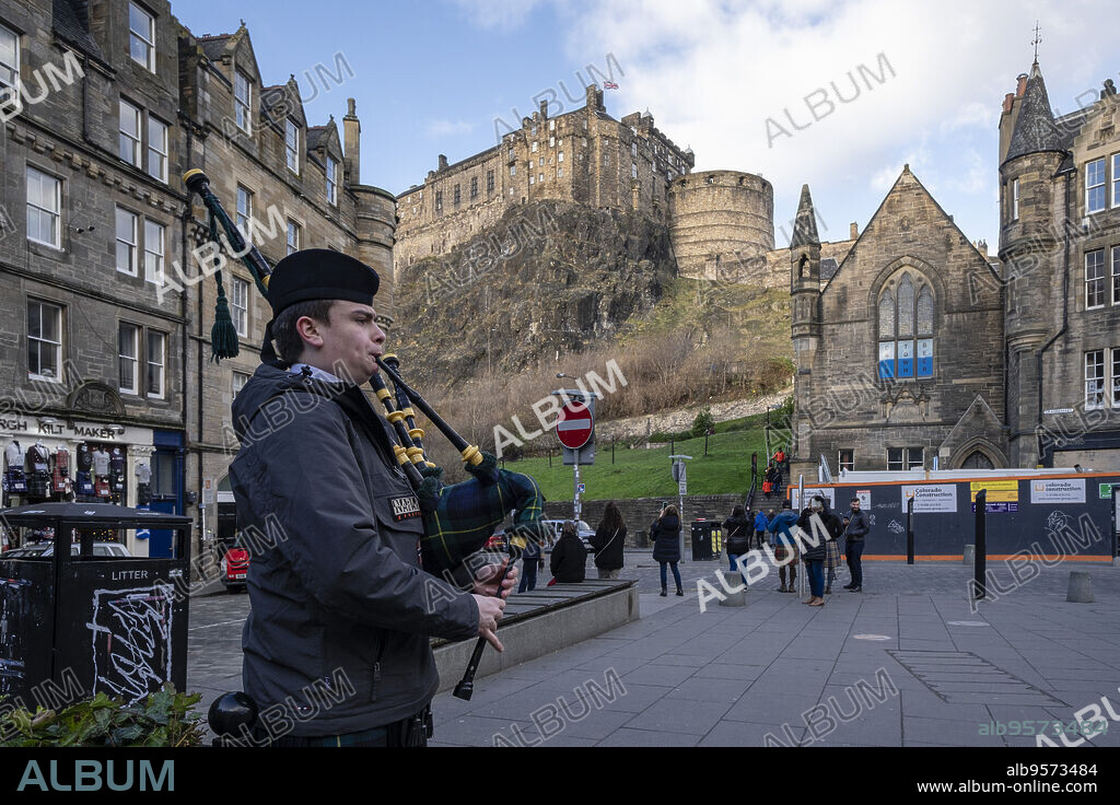 Gaitero escocés, castillo de Edimburgo, siglo XII, Edimburgo, Lowlands, Escocia, Reino Unido.
