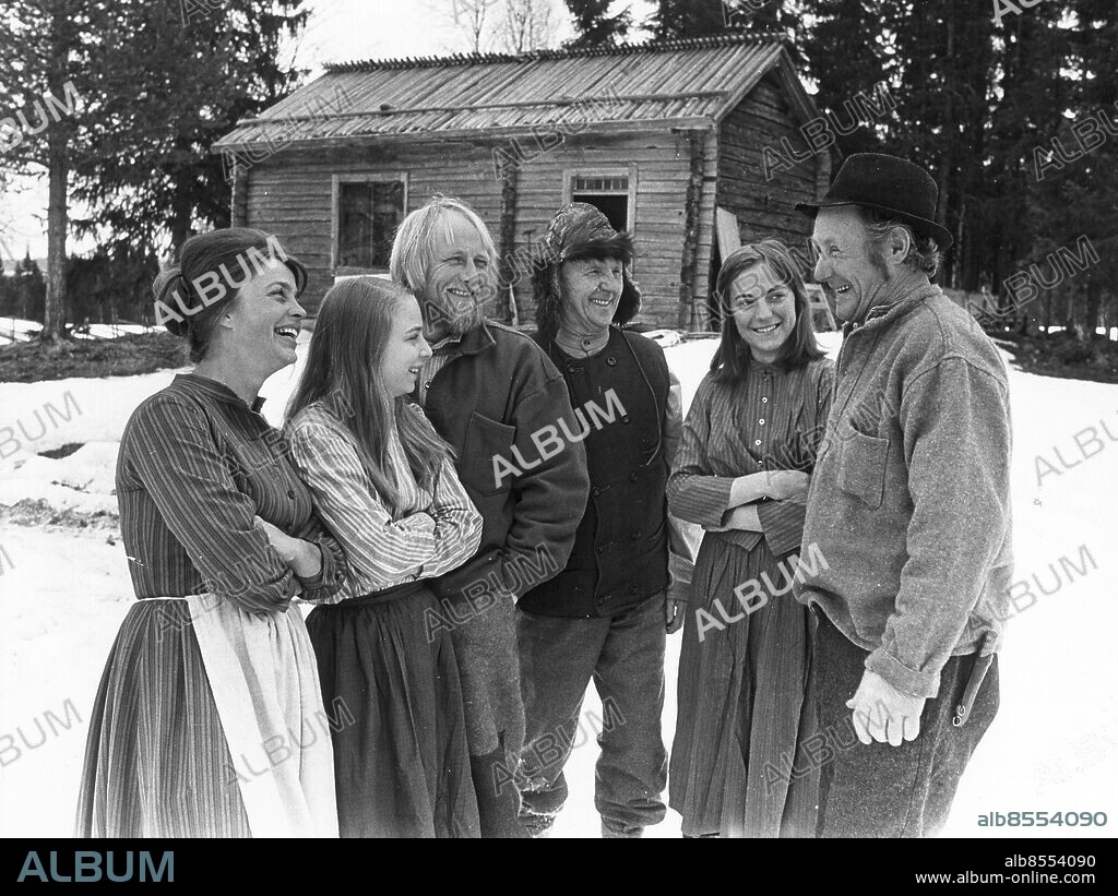 NYBYGGARLAND, TV-SERIE AV LARS MOLIN.. FR V: SONJA LINDGREN, IRA FRÖNLUND, HERMAN GRÖNLUND, GUNNAR LUNDEBRING, ÅSA ERIKSSON OCH THURE KARLSSON.