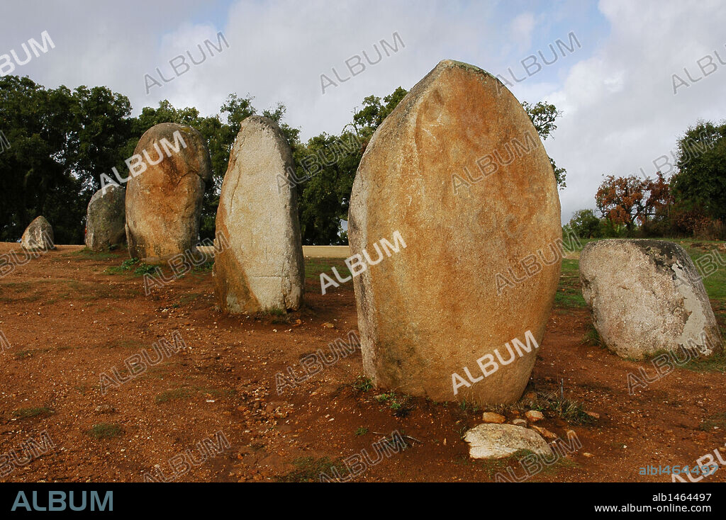 ARTE PREHISTORICO. NEOLITICO. PORTUGAL. CROMLECH DOS ALMENDRES. Es el mayor de la Península Ibérica. Pertenece al período entre el Neolítico y el Calcolítico. Aparece formado por 92 menhires de varios tamaños que forman dos recintos orientados según las direcciones equinocciales. Algunos menhires muestran inscripciones geométricas o de carácter astral. EVORA. El Alentejo.