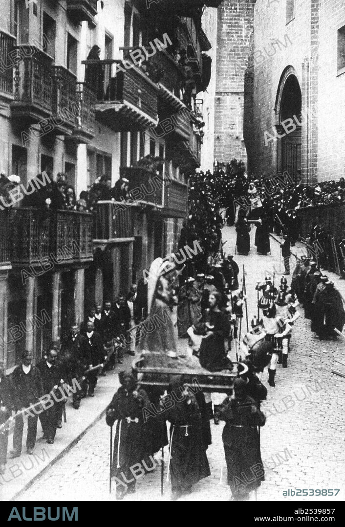 Semana Santa. Procesión de Viernes Santo en Fuenterrabía (Guipúzcoa). Tarjeta postal. Años 1920.