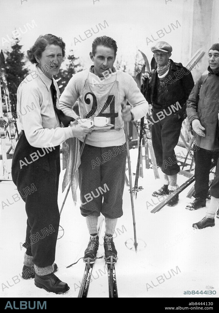 Orig. bildtext... DEUTSCHER LANGLAUFMEISTER IM SKI WURDE ERICH MARX Oberschreiberhau. Riesengebirge. Der vorjährige Meister im Langlauf im Ski, dem sogennanten Ski Marathon Lauf (über 50 Km), Erich Marx aus Friedrichsroda, Thüringen, gewann auch die gleiche Meisterschaft am 15. Februar 1932 für dieses Jahr. Bild zeigt: den deutschen Langlaufmeister Erich Marx. Anm. Långfärdsskidor Nummer tjugofyra Brickor Kepsar Vinnare CD454 persons: ERICH MARX sites: TYSKLAND.