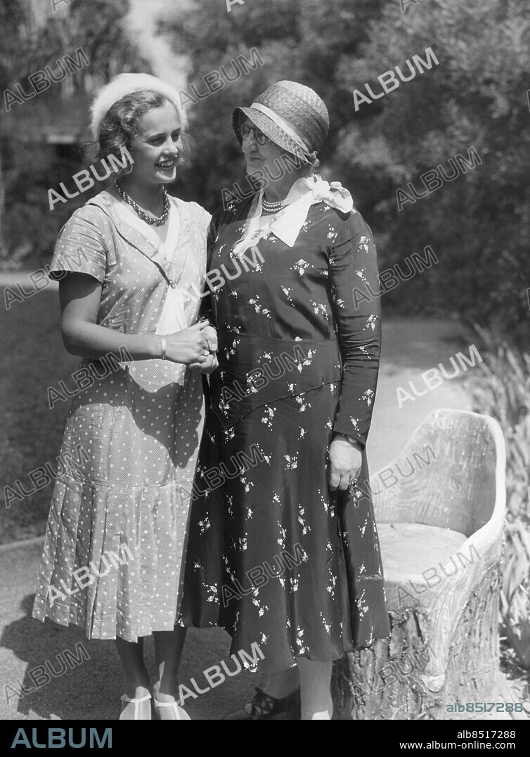 Orig. bildtext... MEMBERS OF THE SWEDISH OLYMPIC TEAM PREPARE FOR TENTH RENEWAL OF THE GAMES AT LOS ANGELES, CALIF. Miss Ingeborg Sjouish of Kalmar, Sweden, entered in the High diving events for women, pictured with her aunt, Mrs. L. Jensen of Long Beach, Calif, who had never seen her niece before as Mrs. Jensen came to the U.S. as the age of 14 and she is now 64. Anm. I Kickan Sjöqvist, 1912-, svensk simhopperska. Kom på fjärde plats i höga hopp i OS 1932 i Los Angeles. Sommar-OS Simhopp Hålla handen Klänningar Ingeborg Ingers CD464 persons: INGEBORG SJÖQVIST sites: LOS ANGELES;USA;SVERIGE*.