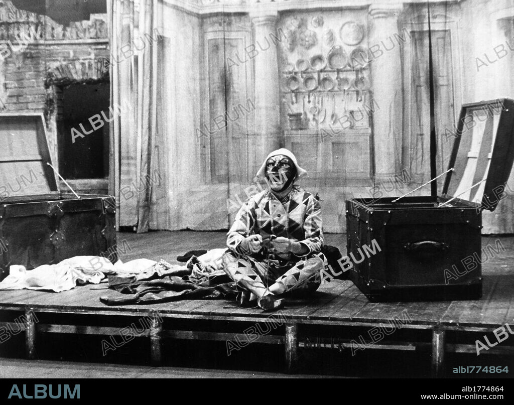 Marcello Moretti on stage. Italian theatre actor Marcello Moretti playing Harlequin in the comedy 'Harlequin Servant of Two Masters' by Carlo Goldoni, directed by Giorgio Strehler and staged at Piccolo Teatro. Milan, 1947.