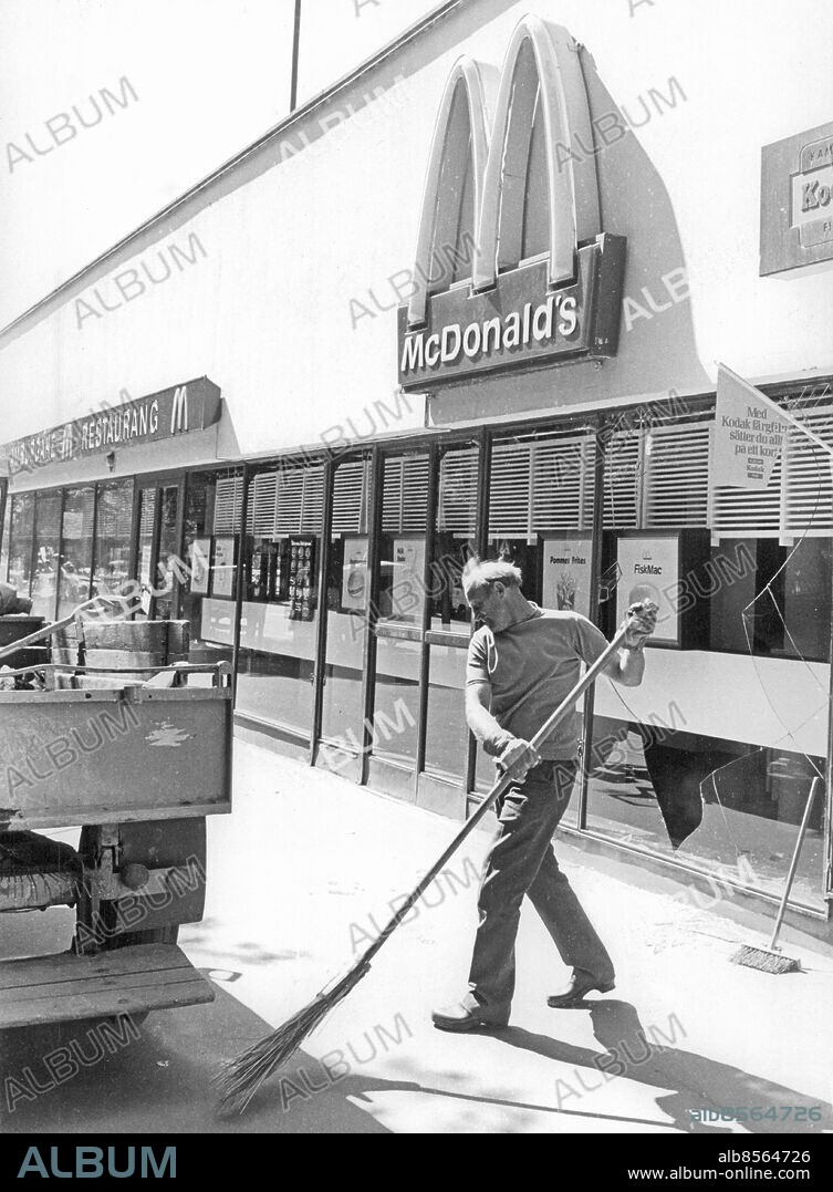 STOCKHOLM 1975-06-19. Bombattentat mot McDonalds på Sveavägen. Samtliga rutor i restaurangen krossades, delar av inredningen förstördes och innertaket rasade ner.. Foto: Leif Schröder / FLT-PICA / Kod: 20360.