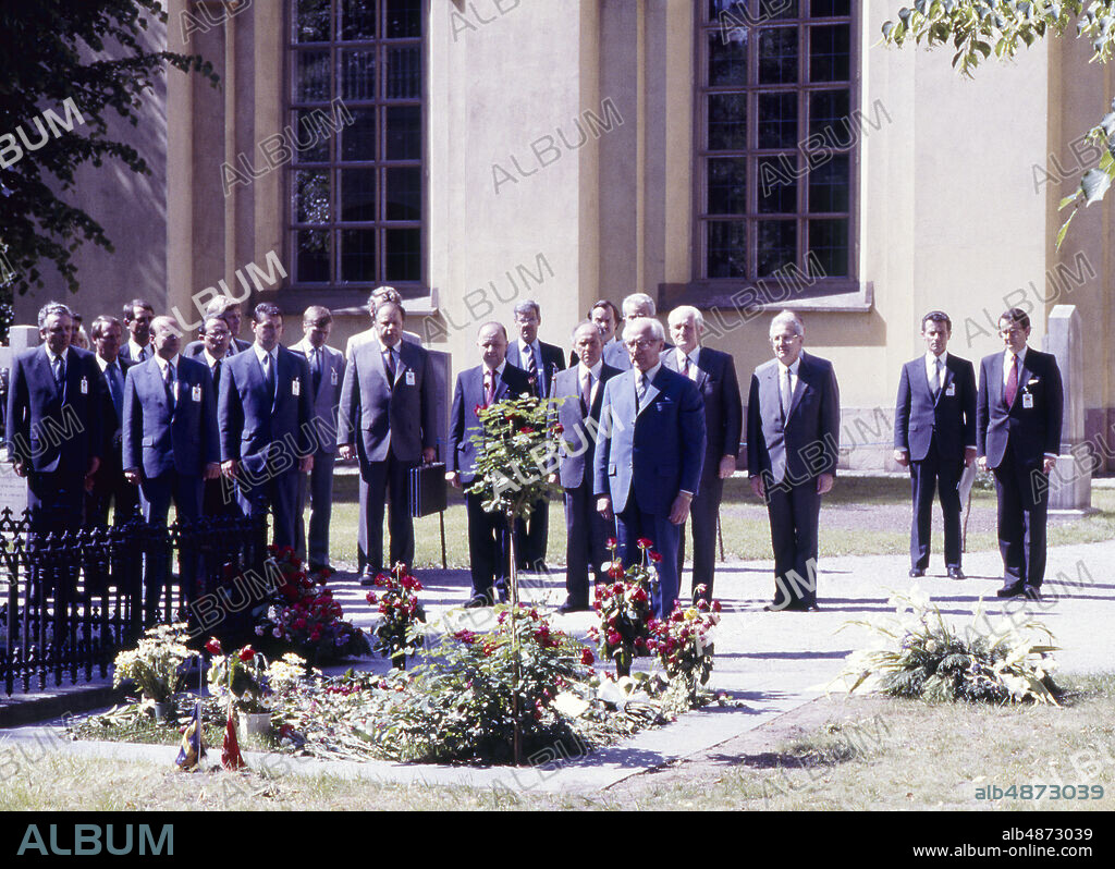 STOCKHOLM 1986-06-25. Erich Honecker, political leader of the GDR, East Germany, lays a wreath at Olof Palme's grave at Adolf Fredrik's church in Stockholm, during his visit to Sweden.. Photo: Leif R Jansson / Swedish Press Photo / TT / Code: 20360.