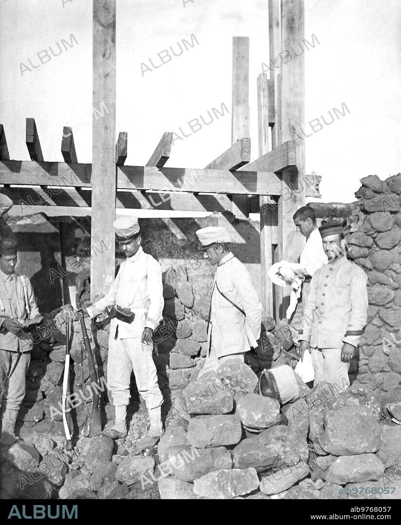 Melilla, agosto de 1909. Posiciones españolas. Construcción del nuevo blocao, edificado entre la posada del Cabo Moreno y la primera caseta.