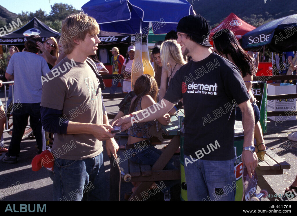 BAM MARGERA et MIKE VOGEL dans GRIND, 2003, réalisé par CASEY LA SCALA. Copyright WARNER BROS. PICTURES / ROBINETTE, DALE.