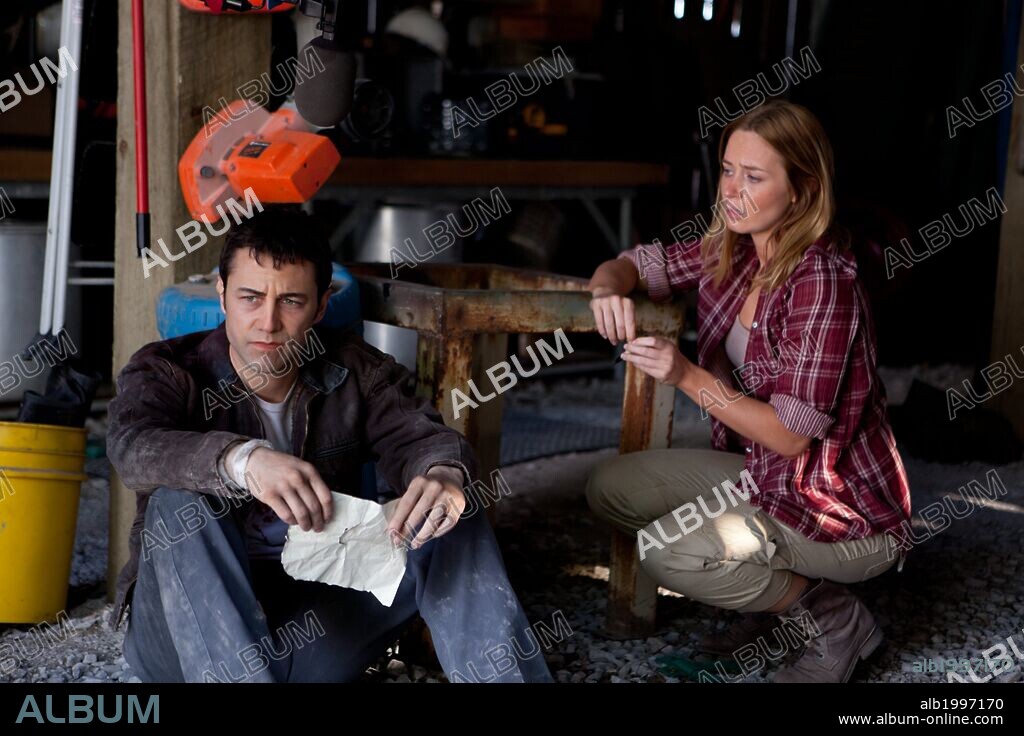 EMILY BLUNT and JOSEPH GORDON-LEVITT in LOOPER, 2012, directed by RIAN JOHNSON. Copyright DMG ENTERTAINMENT.