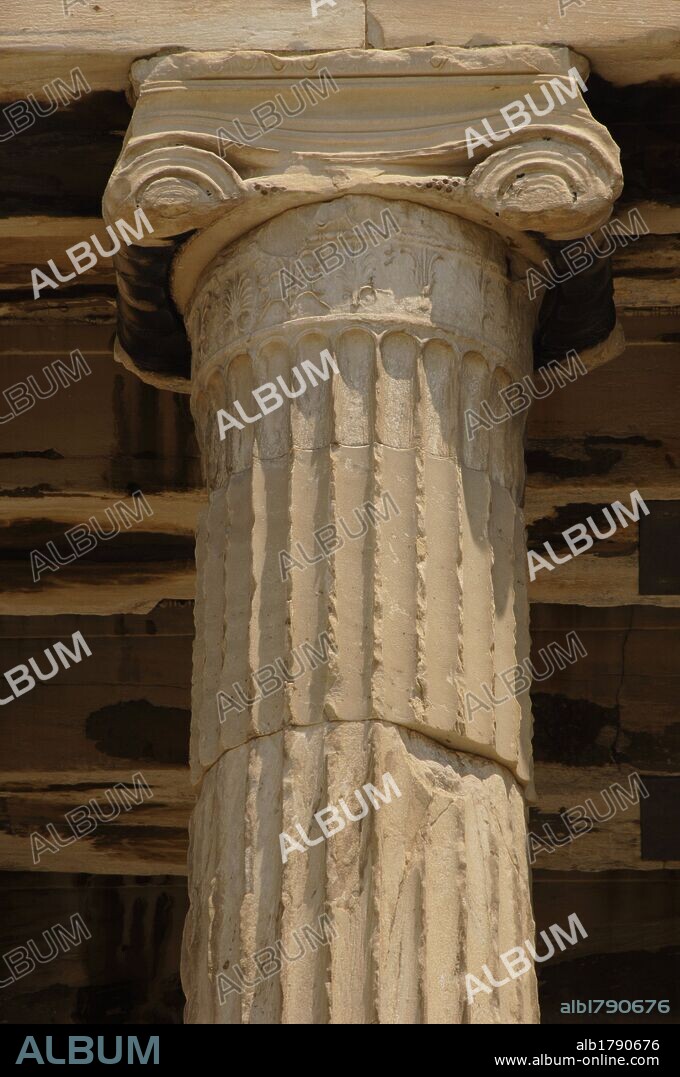 ARTE GRIEGO. S. V A. C. GRECIA. COLUMNA JONICA del TEMPLO DE ATENEA POLIADA o ERECTEION. Templo jónico de planta irregular, reconstruido por Filocles en el año 421. ACROPOLIS DE ATENAS.