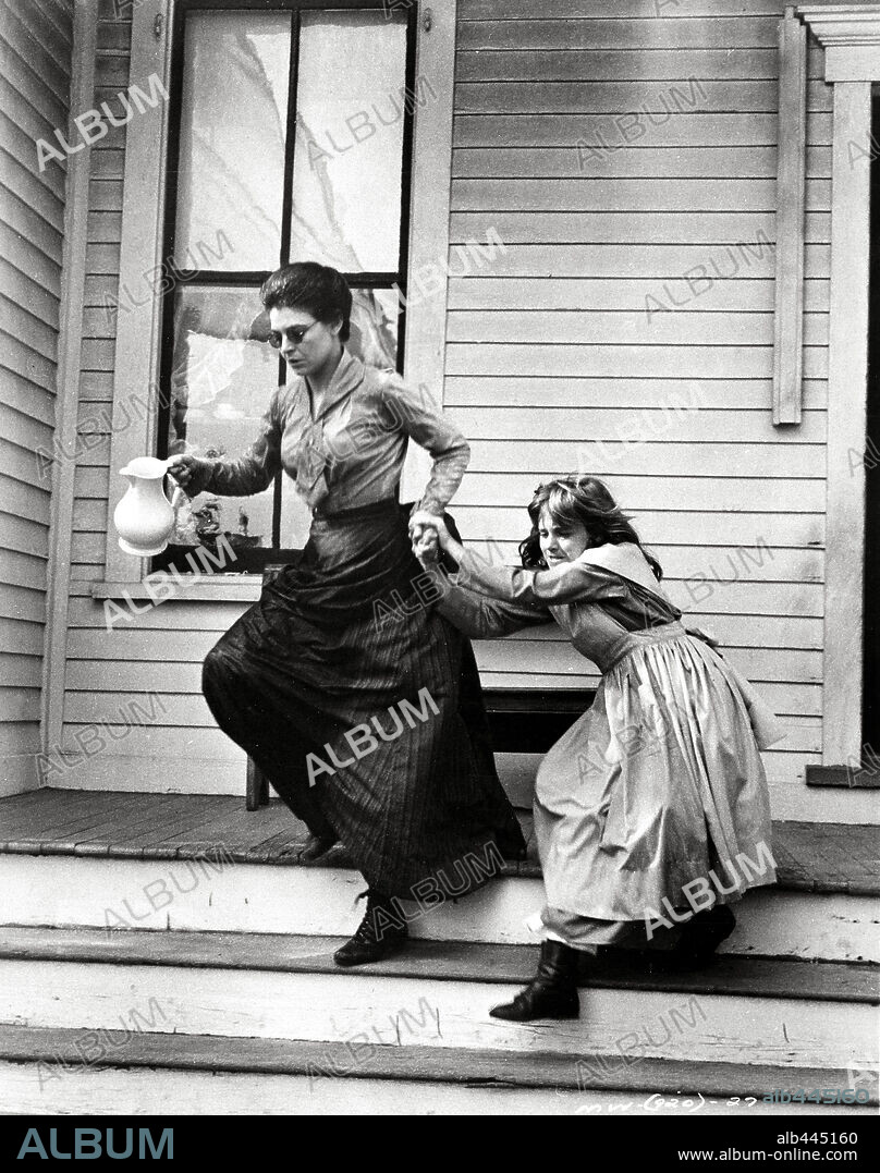 ANNE BANCROFT and PATTY DUKE in THE MIRACLE WORKER, 1962, directed by ARTHUR PENN. Copyright UNITED ARTISTS.