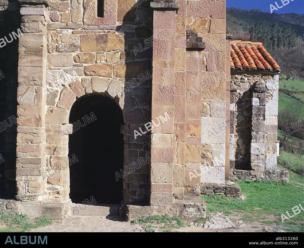 Santa Cristina de Lena, s.IX, provincia de Asturias. Vista general.