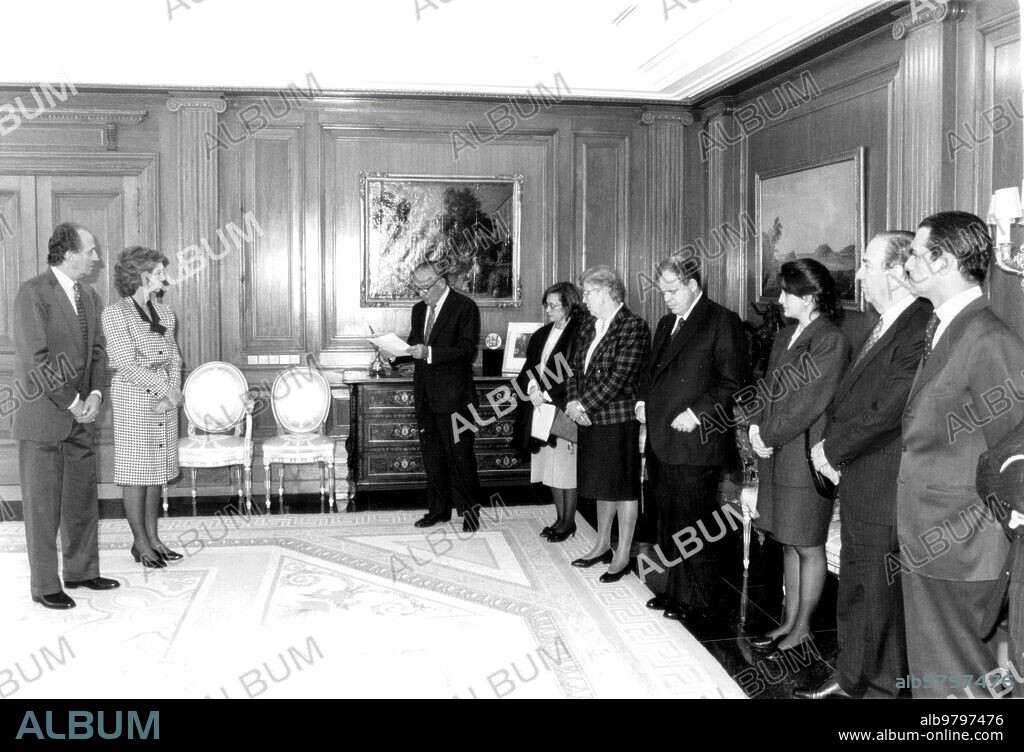 November 23, 1993. Their Majesties the Kings received in audience at the Zarzuela Palace the board of trustees of the foundation of the Red Cross.