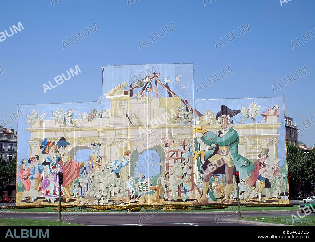 MADRID. PUERTA DE ALCALA. PINTURA MURAL. RECUBIERTA POR UNA LONA DECORADA CON DIBUJOS DE ANTONIO MINGOTE CON MOTIVO DE SU RESTAURACION EN EL AÑO 1993.