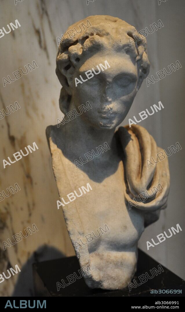 ALEJANDRO MAGNO (356-323 a. C.). Rey de Macedonia. Retrato de Alejandro Magno idealizado. Siglos I-II. Mármol. Probablemente procedente de Alejandría. Museo del Mediterráneo y Antigüedades del Oriente Próximo (Museum of Mediterranean and Near Eastern Antiquities). Estocolmo. Suecia.