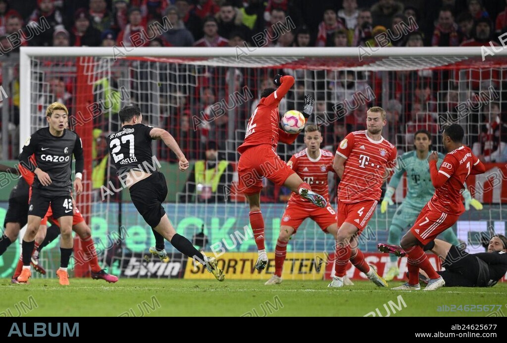 Penalty area scene, goal area scene, handball Jamal Musiala FC Bayern Munich FCB after shot by Nicolas Höfler (27) SC Freiburg SCF, DFB-Pokal, Allianz Arena, Munich, Bavaria, Germany