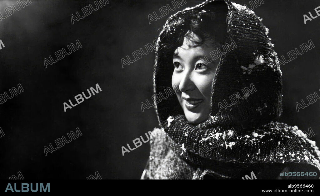 KEIKO KISHI en LA HABITACION AMURALLADA, 1956 (KABE ATSUKI HEYA), dirigida por MASAKI KOBAYASHI. Copyright Shinei Productions.