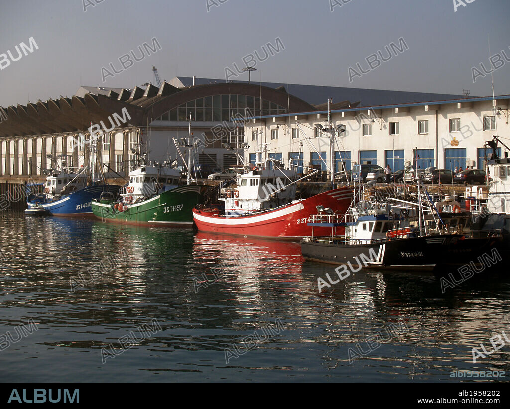 CANTABRIA. SANTANDER. Vista parcial del PUERTO PESQUERO de la ciudad. España.