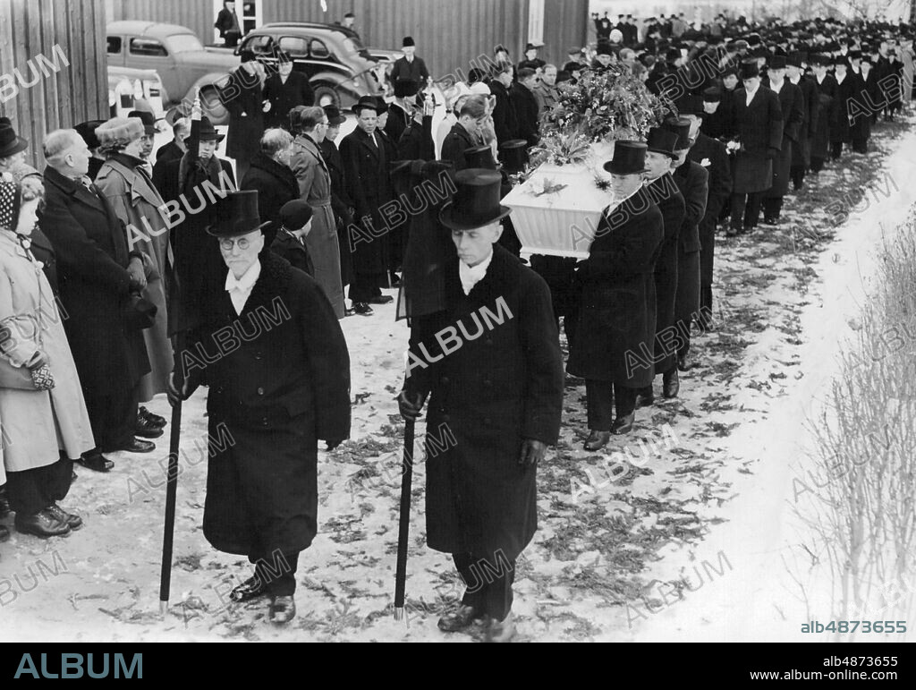 ÖSTRA ÄMTERVIK 1940-03-23. The author Selma Lagerlöf's funeral in Östra Ämtervik's church. The coffin is on its way to the grave, mainly committee member Karl Theodor Olsson, Mårbacka, and former well owner Lars Johan Olsson, Södra Ås.. Photo: Nordic Rotogravure / SvD / TT / Code: 11014.