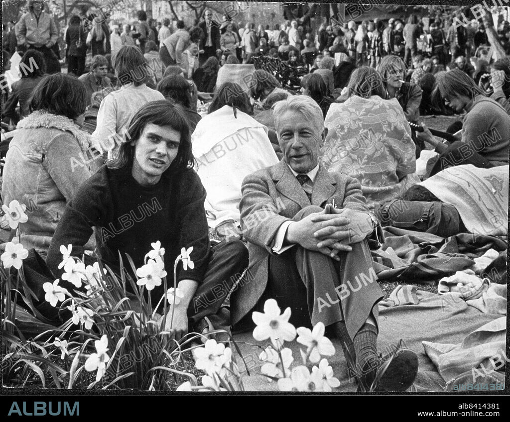 STOCKHOLM 1971-05-14. Striden om almarna i Kungsträdgården. Det är borgarråden som är uppviglarna, inte vi! Fil stud Per Janse och generalmajor Gunnar af Klintberg i Alternativ stad har stått på vakt vid almarna nästan dygnet runt.. Foto: Sven-Erik Sjöberg / DN / TT / Kod: 53. ** SvD OUT **.