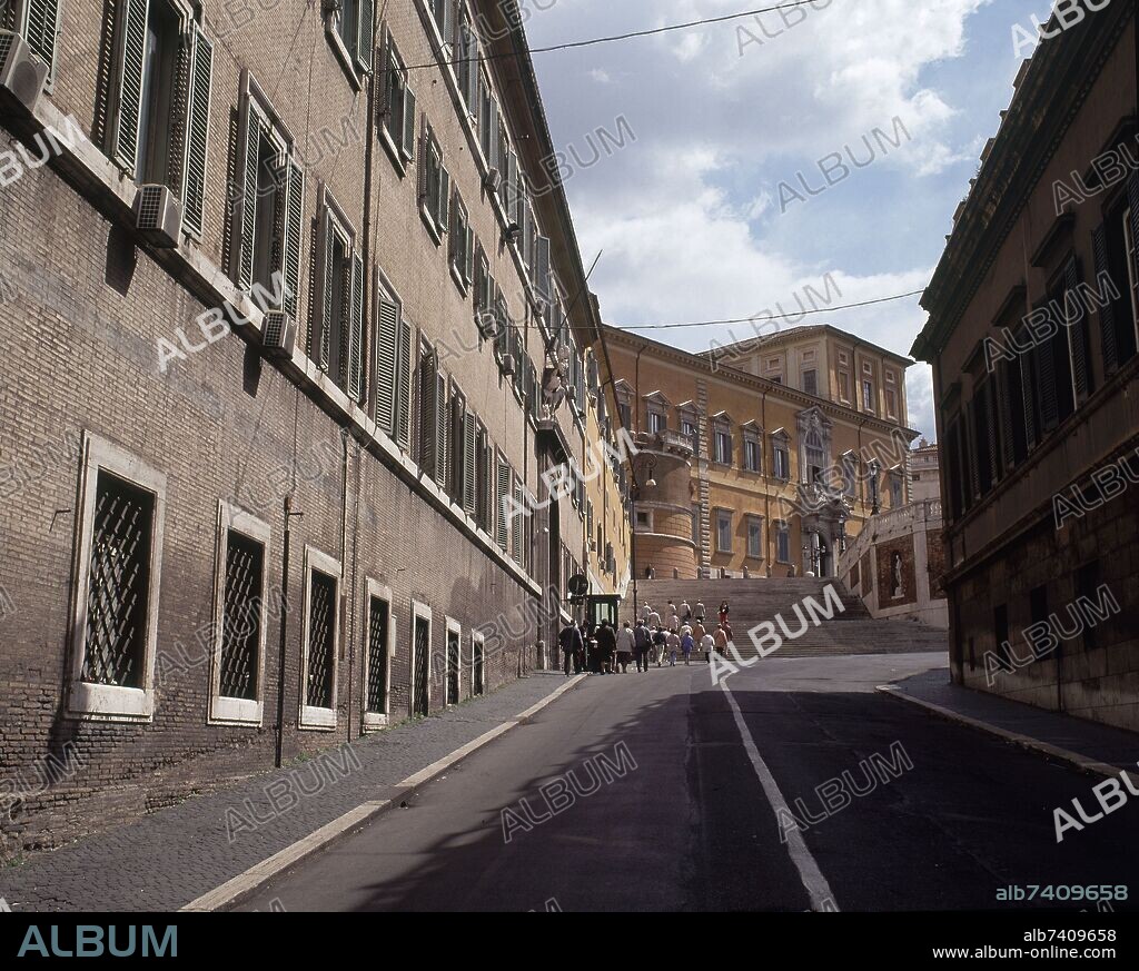 CALLE LATERAL QUE DESEMBOCA EN LA PLAZA DEL QUIRINAL.