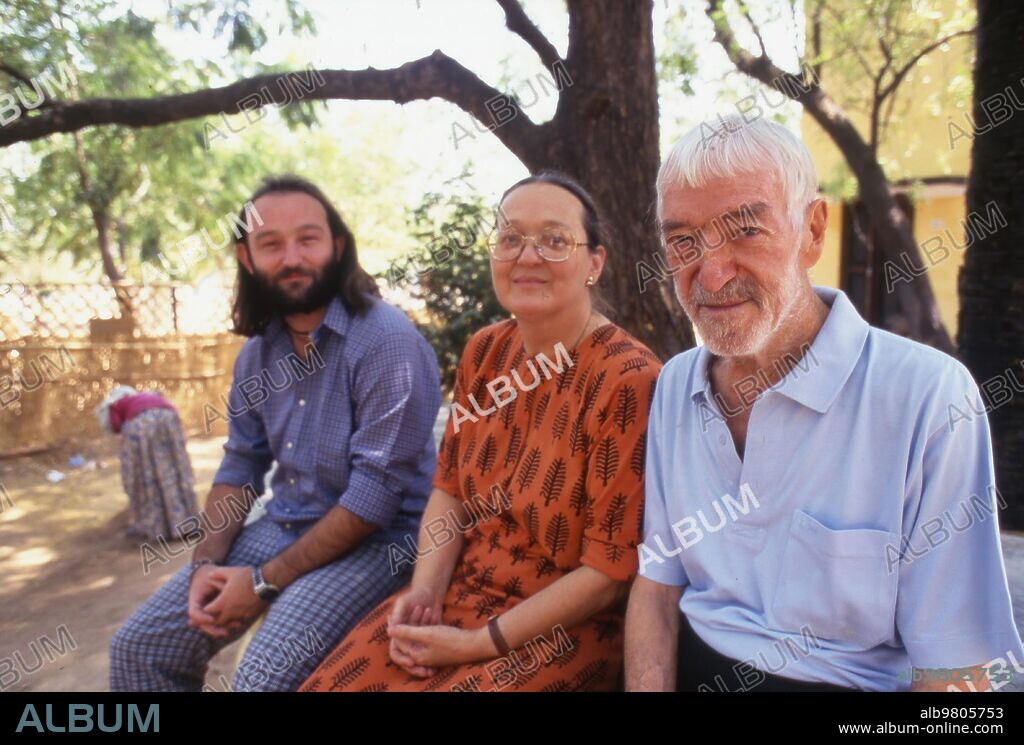 India, marzo de 1999. Vicente Ferrer con su mujer, Anna, y su hijo Moncho.