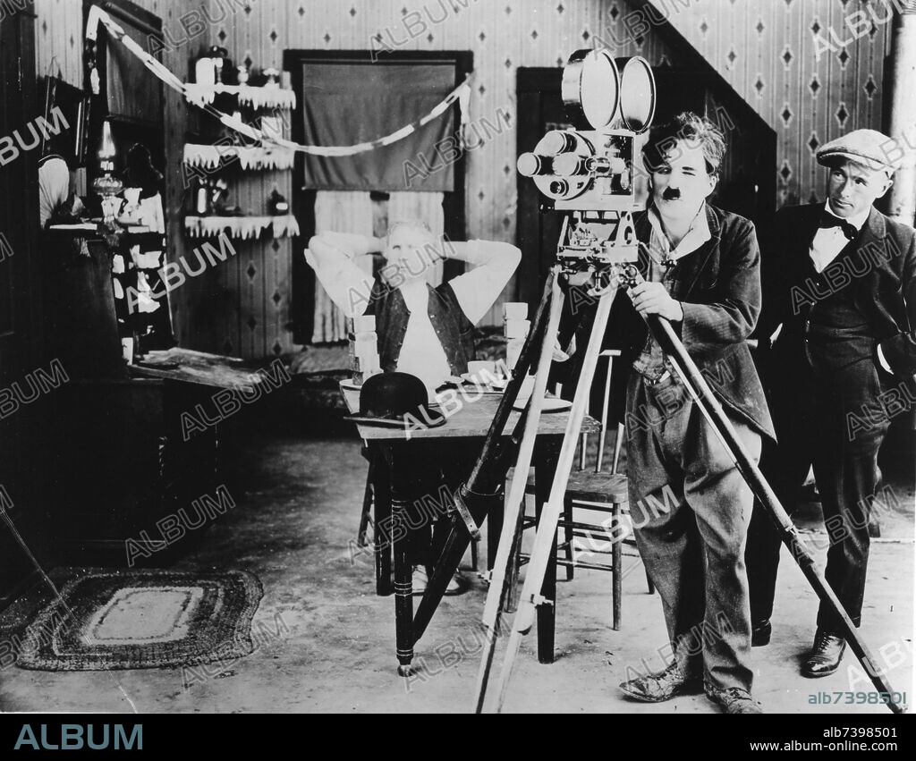 CHARLES CHAPLIN DIRECTOR DE CINE Y ACTOR INGLES RODANDO UNA PELICULA.