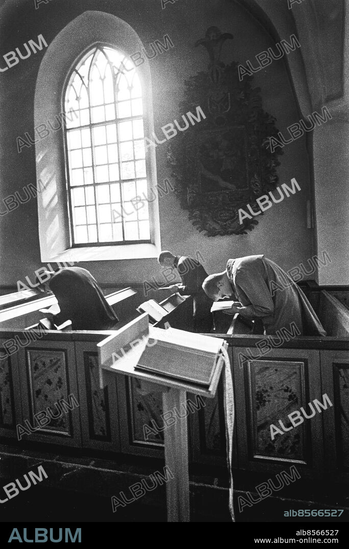 BARKARÖ 1968.. Bildreportage om Heliga Korsets brödraskap som lever i Barkarö prästgård utanför Västerås. Medlemmar ur brödraskapet i bön i Västerås-Barkarö kyrka. Heliga Korsets brödraskap är en klosterrörelse inom Svenska kyrkan som mellan 1965-1970 levde i Västerås-Barkarö prästgård.. Foto: Ulf Stråhle / RiR / SVT / Kod: 5600. Bild och reportage publ. i RiR 24/68 sid. 18-19, 46 inför ett radioprogram.. RiR 19098 sv/v neg  . Munkar Andakt.