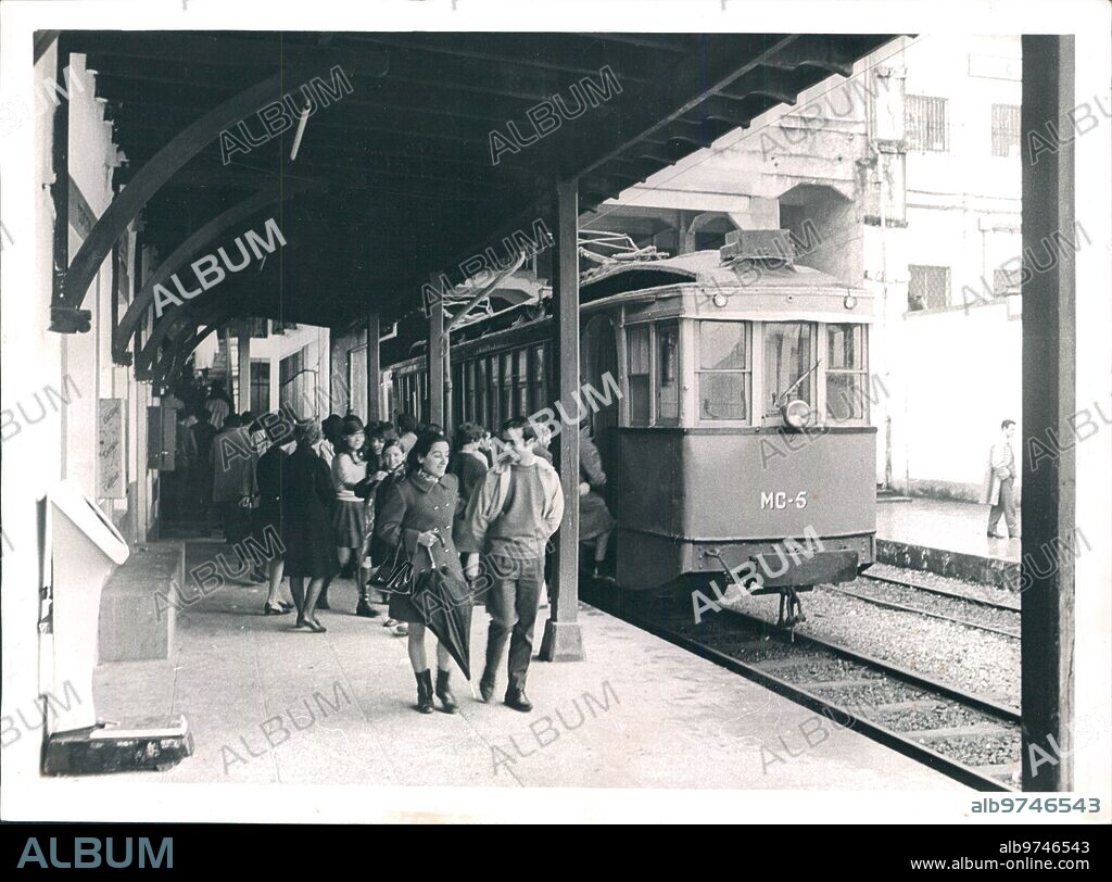 1969. Estación del popular tren Denominado "Topo", en la localidad de Irún.