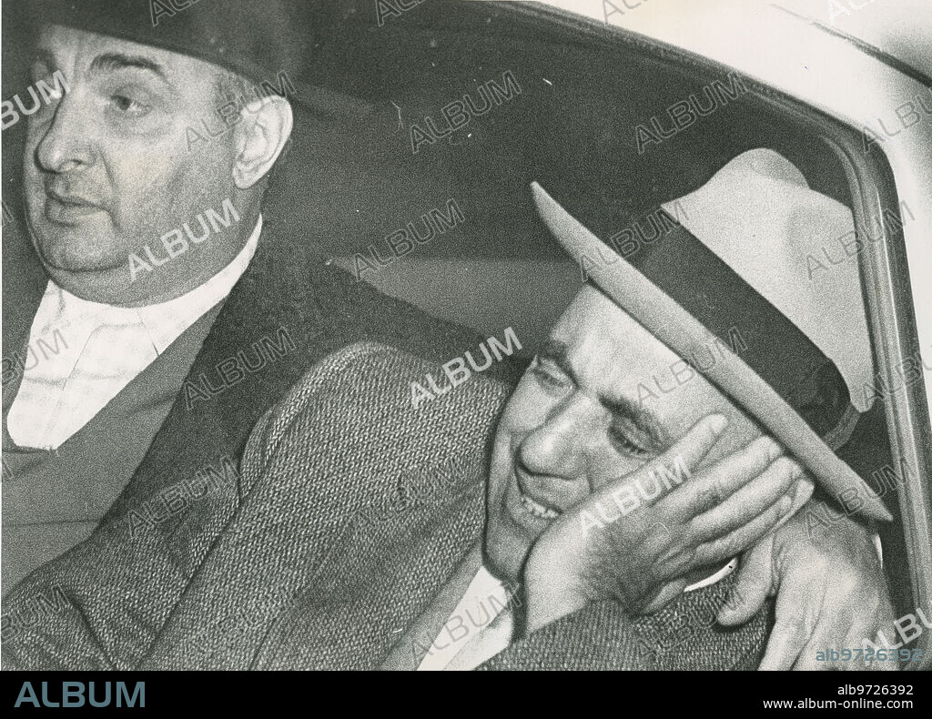 Nueva York (Estados Unidos), 25/10/1957. Asesinato del mafioso Albert Anastasia. En la imagen, «Tony el duro», llora la muerte de su hermano, Albert Anastasio, tras haber identificado el cadáver en el hotel Sheraton de Nueva York.
