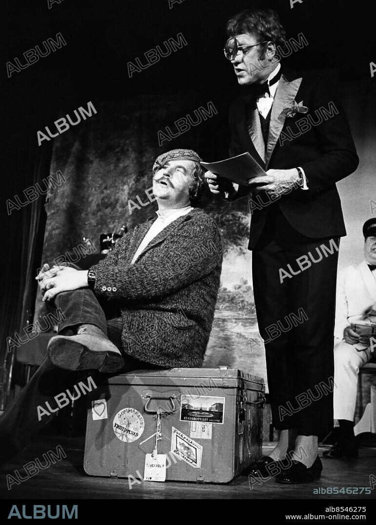 STOCKHOLM 1971-10-29.. Komikerparet Hasse Alfredson (t.v.) och Tage Danielsson framför ett nummer ur 88-öresrevyn, revyn spelades på restaurang Skeppet i Värtahamnen i Stockholm. I bakgrunden skymtar pianisten Gunnar Svensson. Foto: Roland Ekholm / Skånereportage / IBL Bildbyrå / TT / Kod: 36100.