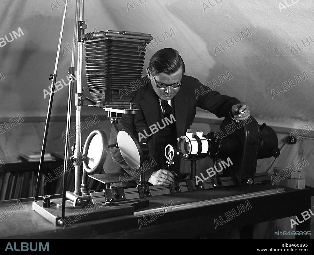 ARKIV 1920 . Harry Söderman, kallad Revolver Harry (1902-1956) var chef för Statens kriminaltekniska anstalt och en internationellt ansedd kriminaltekniker.. Harry Söderman, criminal investigator.. Foto: TT / Kod 1900.