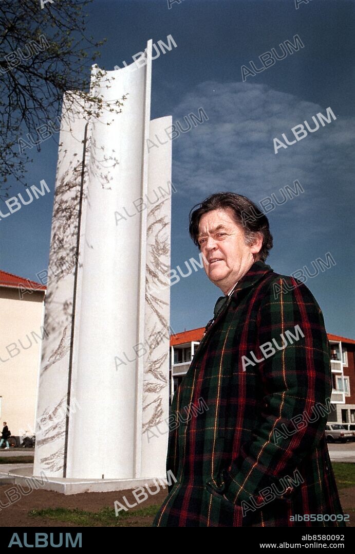 FALKENBERG 970516 - KONSTNÄR BENGT OLSSON MED SIN SKULPTUR "HYLLNING TILL NATUREN". KÖPT AV FALKENBERGS KOMMUN - FOTO: BROR AUGUSTSSON/KAMERAREPORTAGE *** Local Caption *** . Kamerareportage BROR AUGUSTSSON.