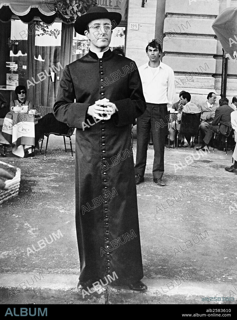 PETER SELLERS in AFTER THE FOX, 1966 (CACCIA ALLA VOLPE), directed by VITTORIO DE SICA. Copyright UNITED ARTISTS/NANCY/CCM.