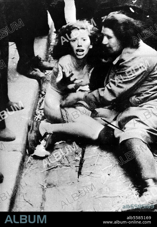 2. Weltkrieg / Rußlandfeldzug 1941/42. Eroberung von Lemberg durch die Wehrmacht, am 30. Juni 1941. Massenerschießung jüdischer Bürger unmittelbar nach Einnahme der Stadt, durch Hilfstruppen ukrainischer Nationalisten. Aufgebrachte Bevölkerung mißhandelt Jüdinnen. Foto.