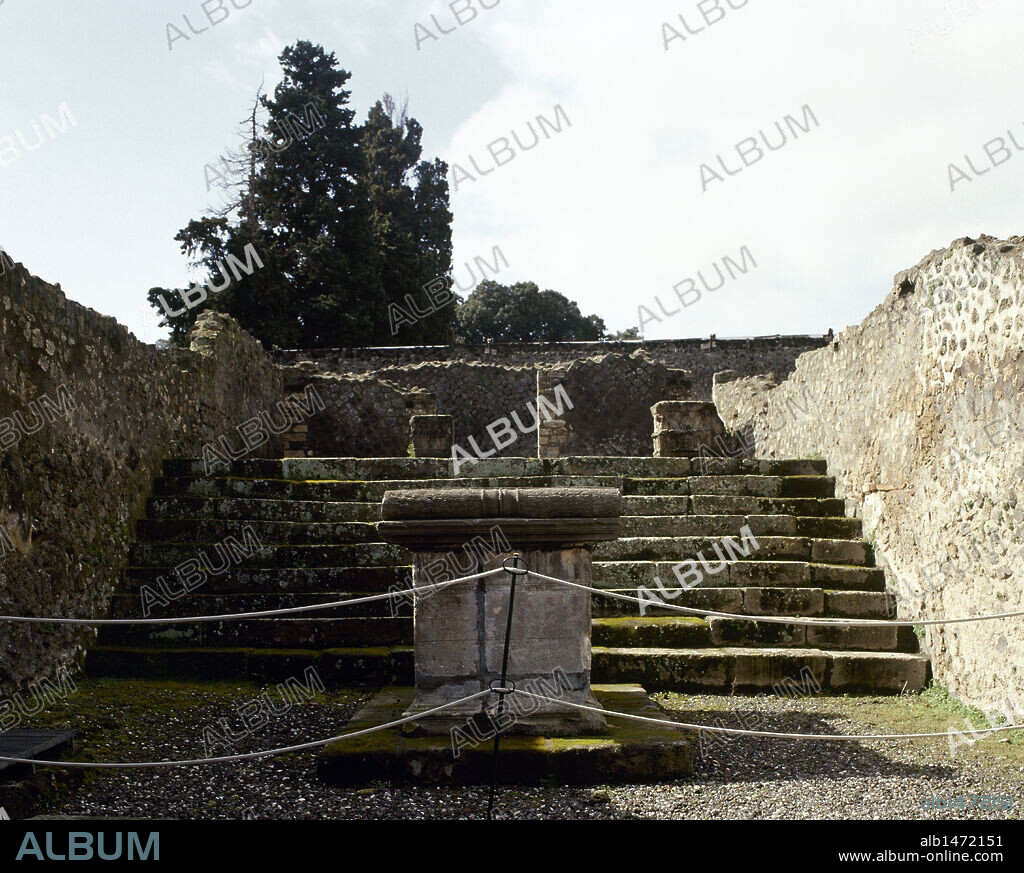 ARTE ROMANO. ITALIA. ALTAR del TEMPLO DE ASCLEPIO o también conocido como Templo de Júpiter Meilichius. Siglo II a. C. Vista general. (Reg VIII, Ins 7, 25) POMPEYA. La Campania.