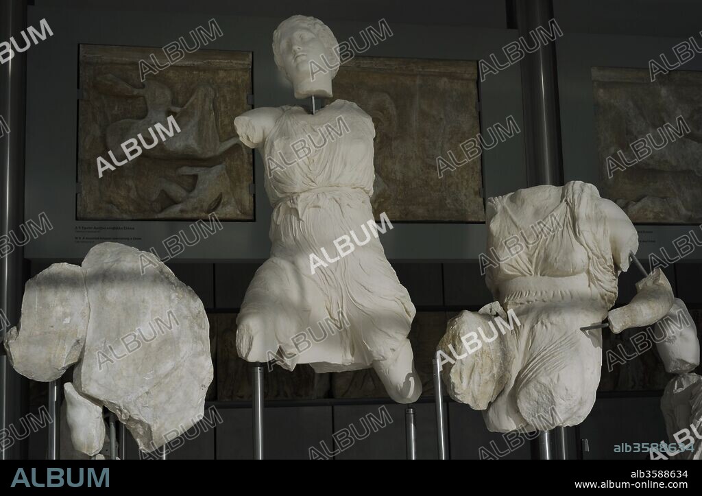 Arte griego. Restos de esculturas que decoraban el frontón oeste / occcidental del Partenón en el que se representaba la lucha de Atenea y Poseidón por el dominio del Atica. Atribuidas a Fidias. Período Clásico. Siglo V a. C. La figura central de la fotografía representaba a Iris. Museo de la Acrópolis (Acropolis Museum). Atenas. Grecia.