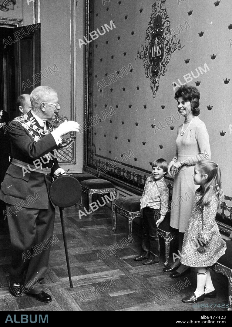 Stockholm 1972-01-11. Kung Gustaf VI Adolf vinkar åt prinsessan Margaretha och hennes barn Sibylla Louise och Charles Edward vid ankomsten till riksdagens högtidliga öppnande. Foto: SvD / TT / kod 12014.